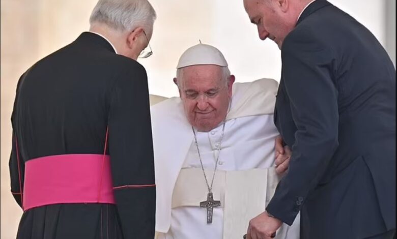 Pope Francis is helped to his feet at weekly audience, days after speculation that he plans to resign (photos) 5 Pope Francis is helped to his feet at weekly audience, days after speculation that he plans to resign (photos) 1