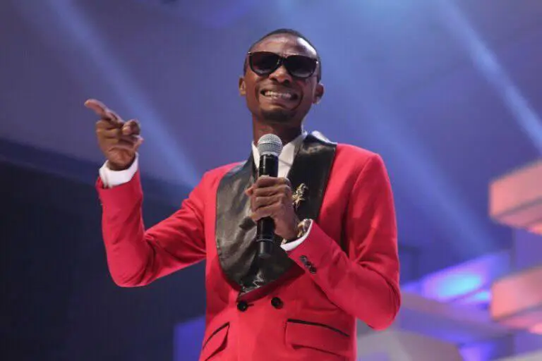 2027: ''Politicians don dey collect their white native from tailor hand. Very soon now, you go begin see dem for roadside dey buy corn, dey help roast bole with women'' - Comedian, I Go Die 4