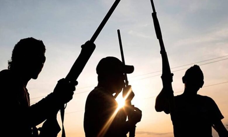 Hoodlums attack army officer, wife, steal N300,000 in Lagos 1